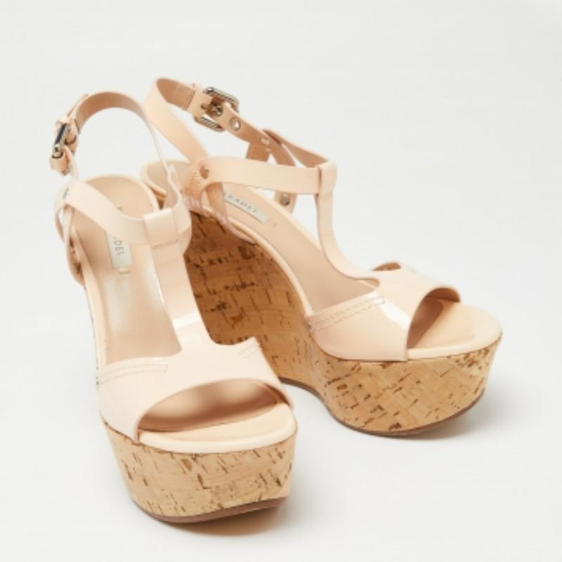 Casadei - Sandales compensées en cuir verni rose pâle avec bride en T - Taille 41 en vente 2