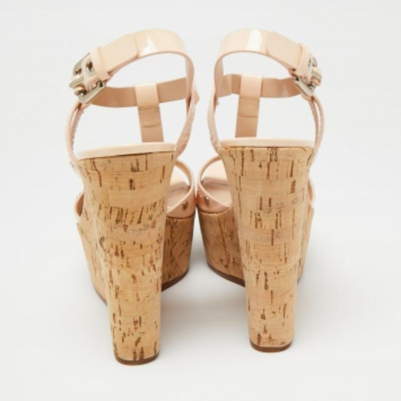 Casadei - Sandales compensées en cuir verni rose pâle avec bride en T - Taille 41 en vente 3