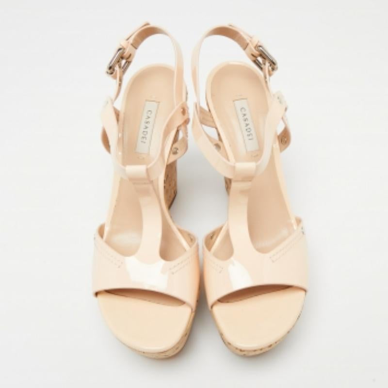 Casadei - Sandales compensées en cuir verni rose pâle avec bride en T - Taille 41 en vente 4