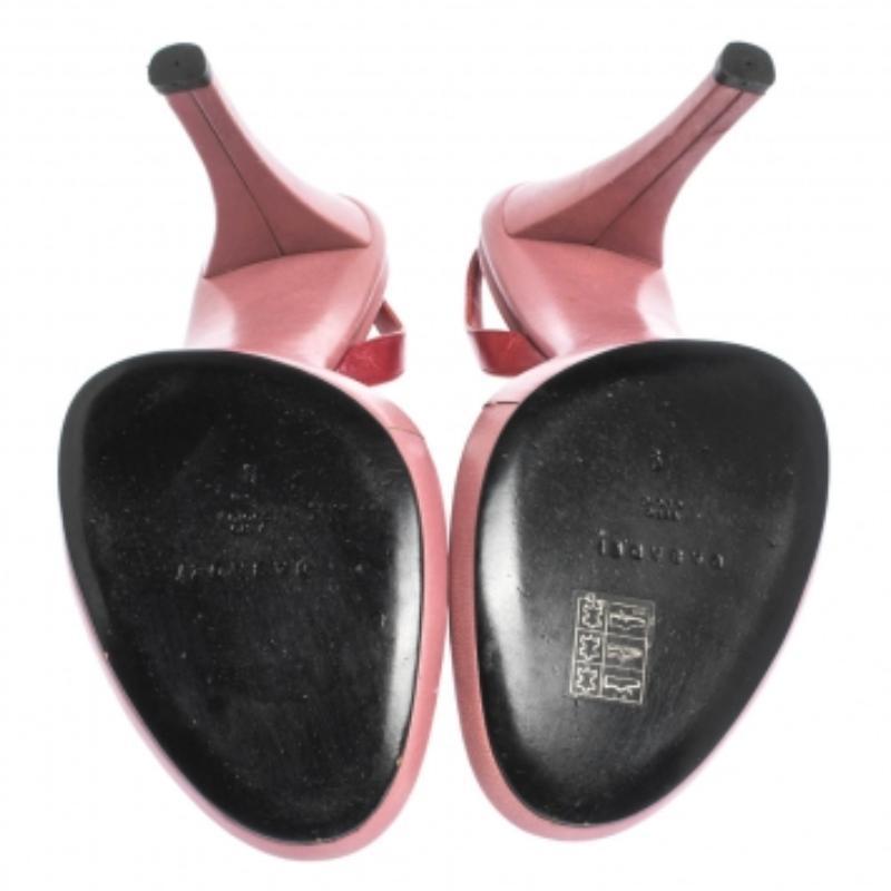 Ces superbes sandales roses de Casadei ne manqueront pas d'ajouter de la classe à vos tenues. Elles ont été confectionnées en cuir et présentent une silhouette à bout ouvert. Ils sont dotés de brides croisées, d'escarpins à boucle, de semelles