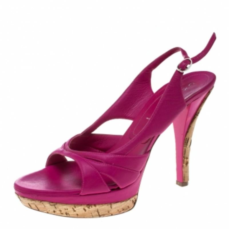 Diese umwerfenden rosafarbenen Sandalen von Casadei verleihen Ihren Outfits mit Sicherheit mehr Klasse. Sie sind aus Leder gefertigt und haben eine offene Zehensilhouette. Sie zeigen sich mit ineinander verschlungenen Riemchen und sind mit einer
