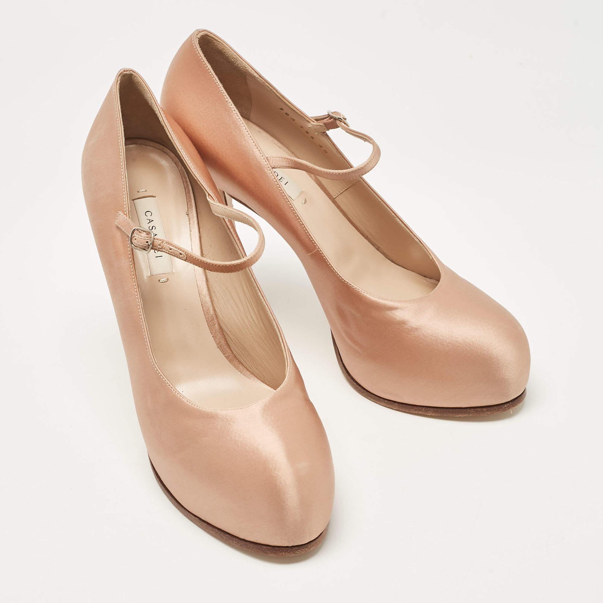 Casadei, piattaforma Mary Jane in raso rosa taglia 40 In condizioni ottime in vendita a Dubai, Al Qouz 2