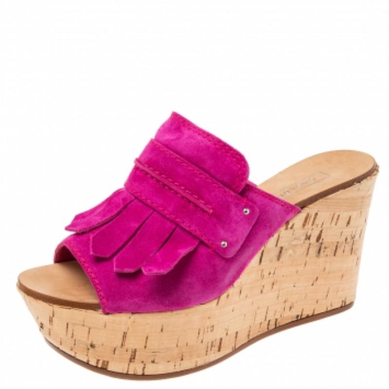 Conçues dans une silhouette chunky, les sandales Casadei sont parfaites pour votre look d'été ! Il a été confectionné en daim et rehaussé de franges et de bouts ouverts. Les hauts talons compensés sont soutenus par des plates-formes pour une