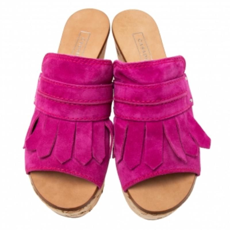 Casadei Sandales à talons compensés en daim rose avec glands et liège Taille 38 Excellent état - En vente à Dubai, Al Qouz 2