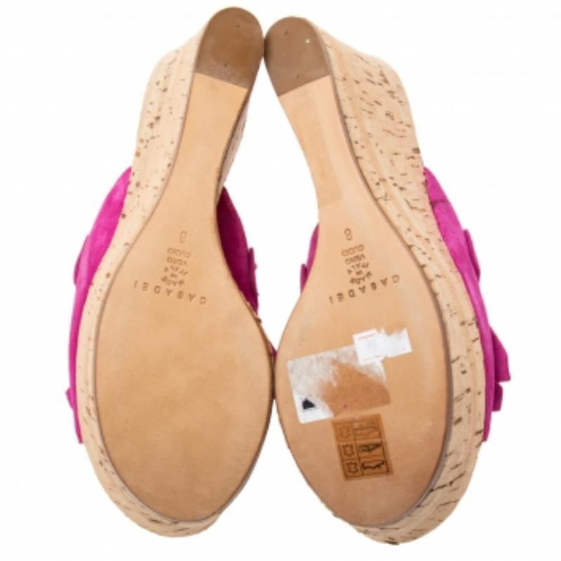 Casadei Sandales à talons compensés en daim rose avec glands et liège Taille 38 en vente 1