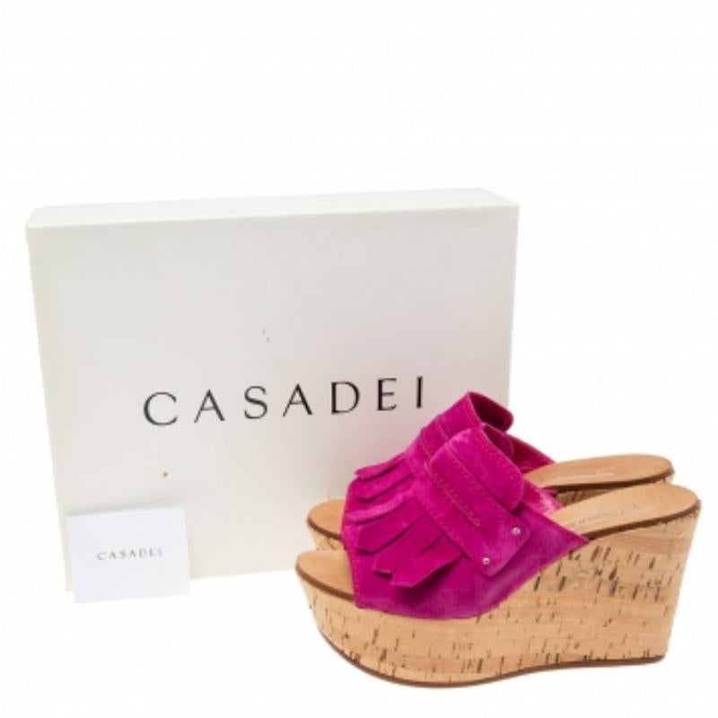 Casadei Sandales à talons compensés en daim rose avec glands et liège Taille 38 en vente 3