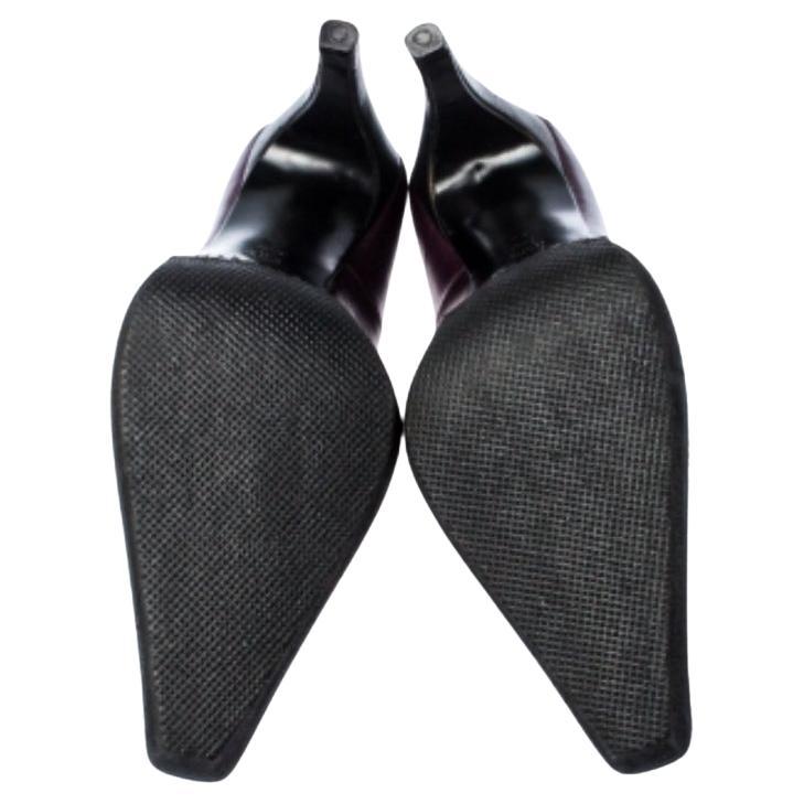 Dieses Paar umwerfender Pumps von Casadei ist der Inbegriff von Raffinesse. Sie sind aus lilafarbenem Leder gefertigt und mit einer braunen Prägung auf dem Vorderblatt, spitzen Zehen und 9,5 cm hohen Absätzen versehen. Mit diesem Paar Pumps sind Sie