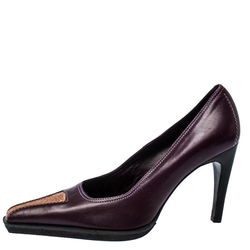 This pair of stunning pumps by Casadei is the epitome of sophistication. They come made from leather in a purple shade and designed with an embossed brown panel on the vamps, pointed toes and 9.5 cm heels. This pair of pumps is sure to adorn you