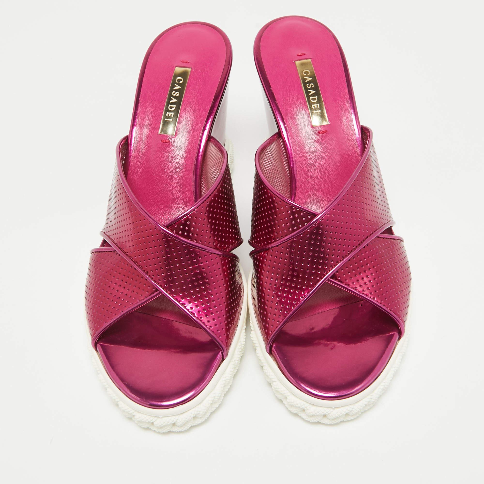 Casadei Purple Patent Leather Wedge Sandals Size 39 In New Condition For Sale In Dubai, Al Qouz 2