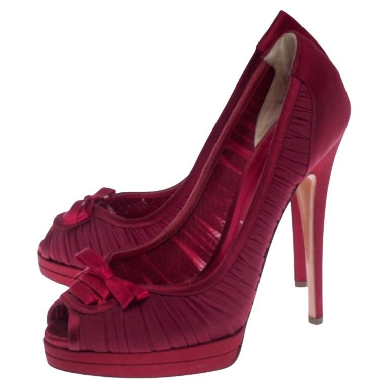 Questi sandali Casadei sono il paio perfetto da sfoggiare con il tuo guardaroba di classe. Realizzate in raso rosso con un fiocco femminile appollaiato sulla tomaia, sono caratterizzate da una punta peep, una base con plateau e cinturini slingback.