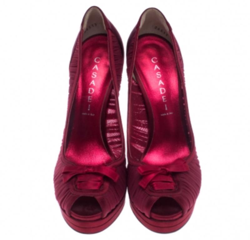 Casadei - Décolleté con fiocco in raso rosso - misura 38,5 In condizioni buone in vendita a Dubai, Al Qouz 2