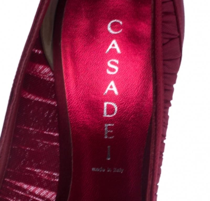 Casadei - Décolleté con fiocco in raso rosso - misura 38,5 in vendita 2