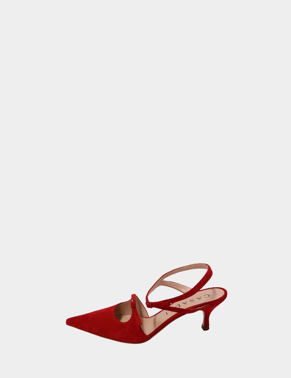 Faites preuve d'une sophistication sulfureuse avec ces talons en daim rouge Casadei. Dotées d'un bout pointu, de délicates brides à la cheville et sur le cou-de-pied et d'un talon aiguille de hauteur moyenne, ces chaussures offrent un équilibre