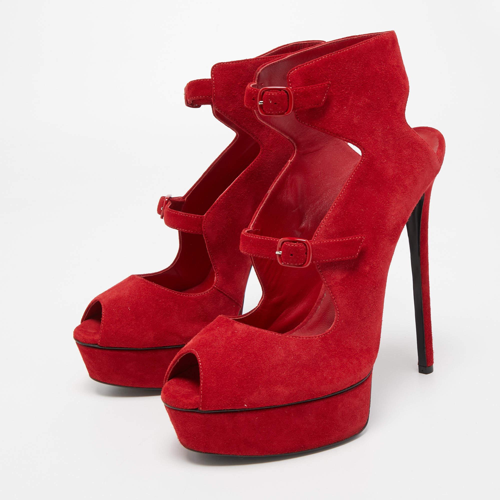 Ces sandales Casadei encadreront vos pieds de manière élégante. Fabriquées à partir de matériaux de qualité, elles arborent une présentation élégante, des semelles intérieures confortables et des talons durables. 