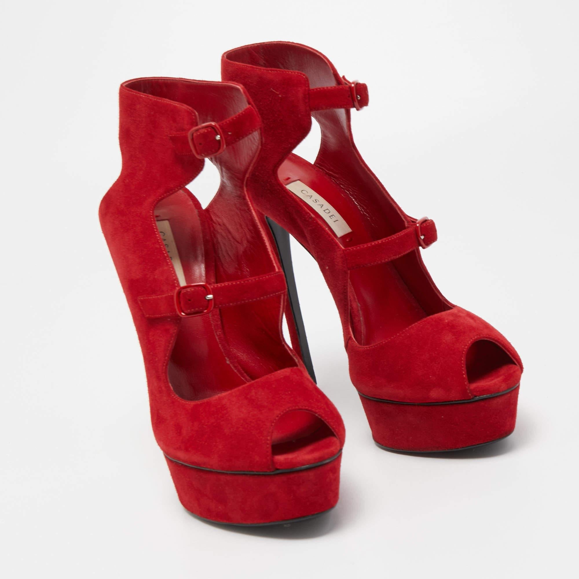 Casadei Sandales peep toes en daim rouge avec boucle Taille 40 Excellent état - En vente à Dubai, Al Qouz 2