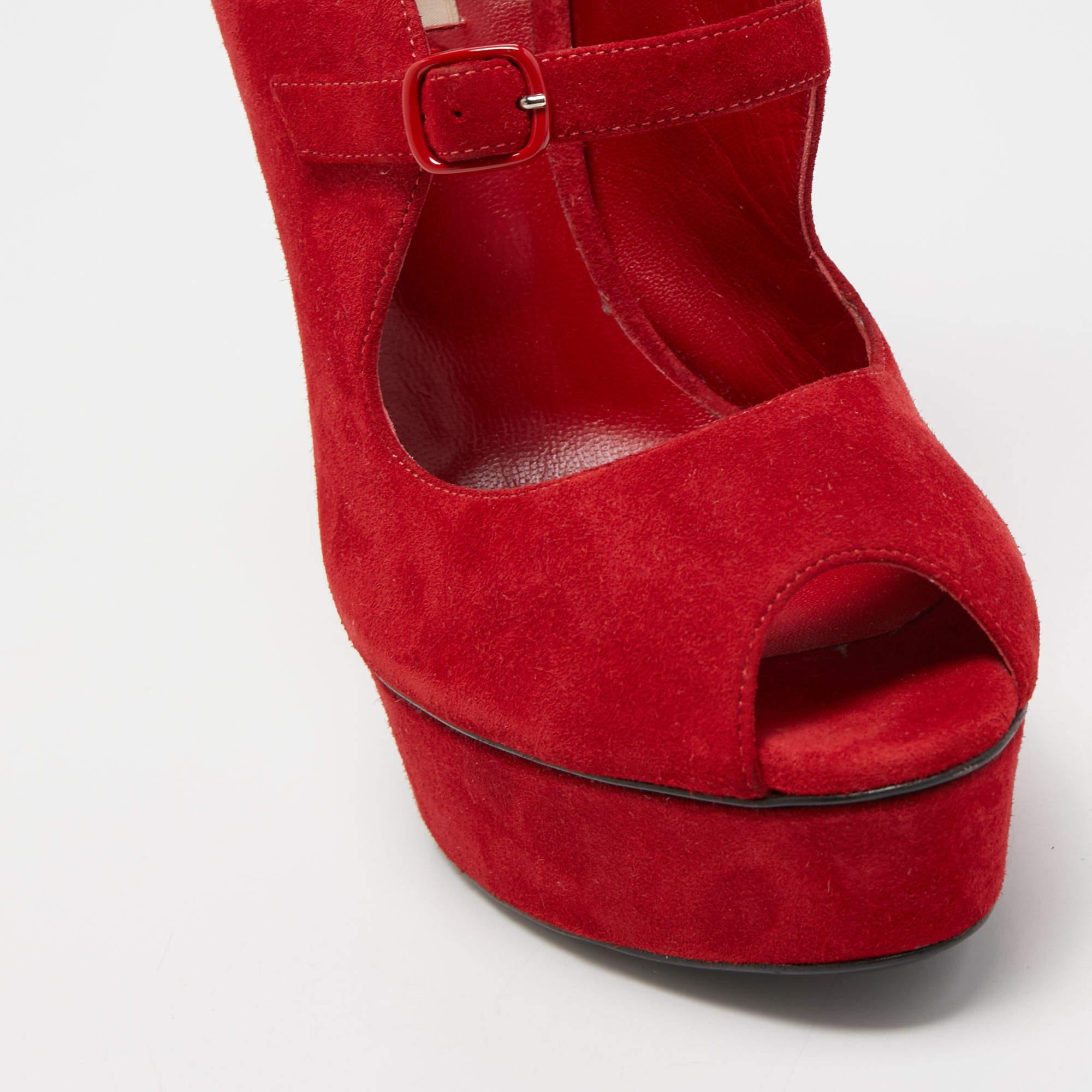 Casadei Sandales peep toes en daim rouge avec boucle Taille 40 en vente 2