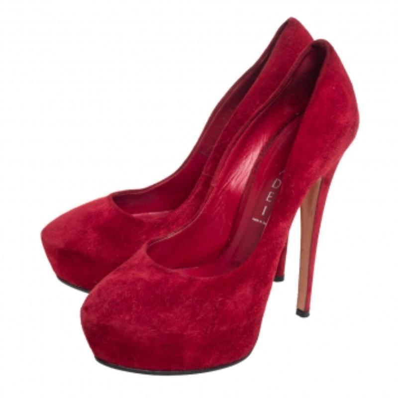 Eleganti e senza tempo, le collezioni di Casadei catturano la finezza disinvolta e disinvolta della donna moderna. Realizzate in pelle scamosciata in una tonalità rossa, queste classiche décolleté hanno la punta a mandorla e il tacco a spillo