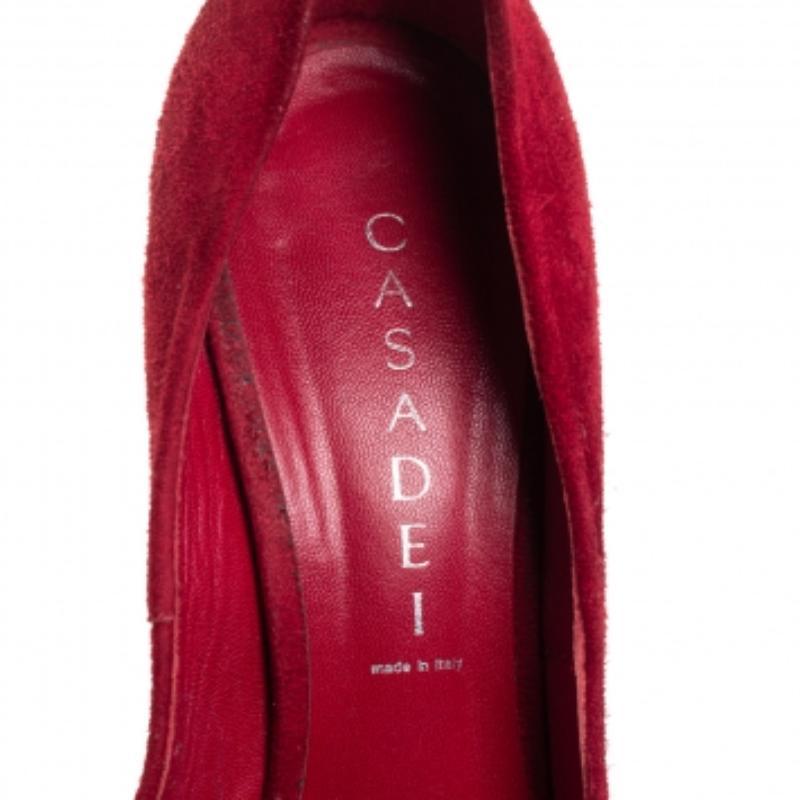 Casadei, décolleté con plateau in pelle scamosciata rossa taglia 37 In condizioni buone in vendita a Dubai, Al Qouz 2
