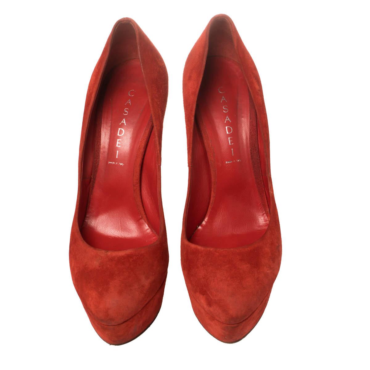 Casadei Rote Wildleder Plateau-Pumps Größe 40 im Zustand „Gut“ in Dubai, Al Qouz 2