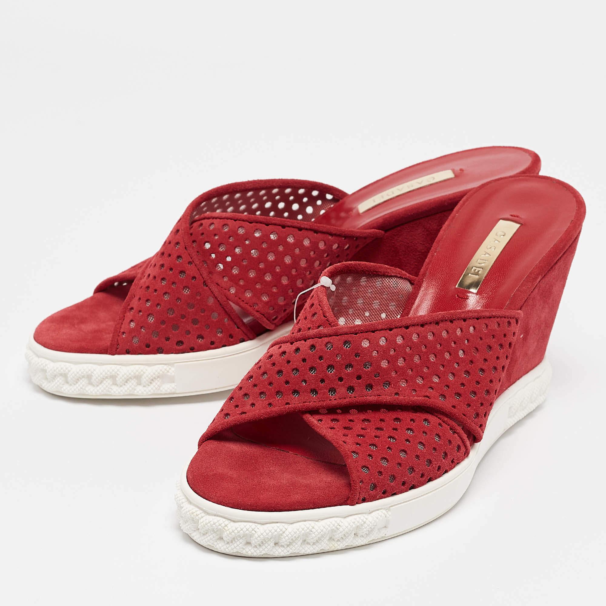 Estas sandalias enmarcarán sus pies de forma elegante. Fabricados con materiales de calidad, presentan un diseño elegante y plantillas cómodas.