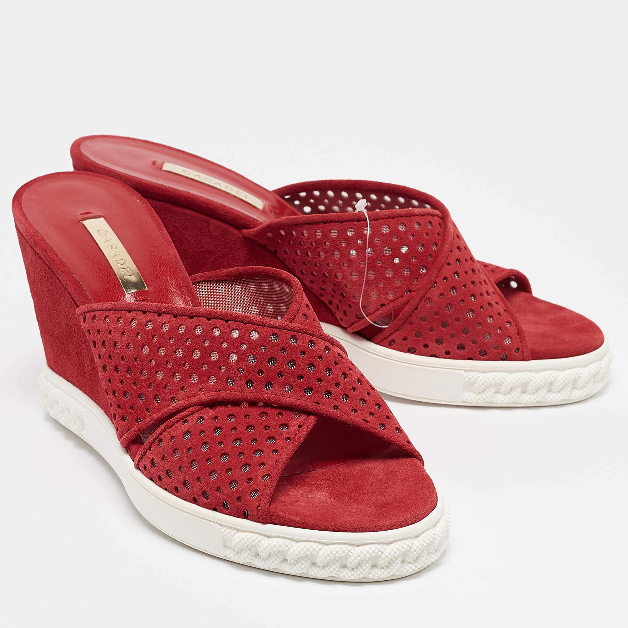 Casadei Sandalias de cuña de ante rojo talla 39 en Excelente estado para la venta en Dubai, Al Qouz 2