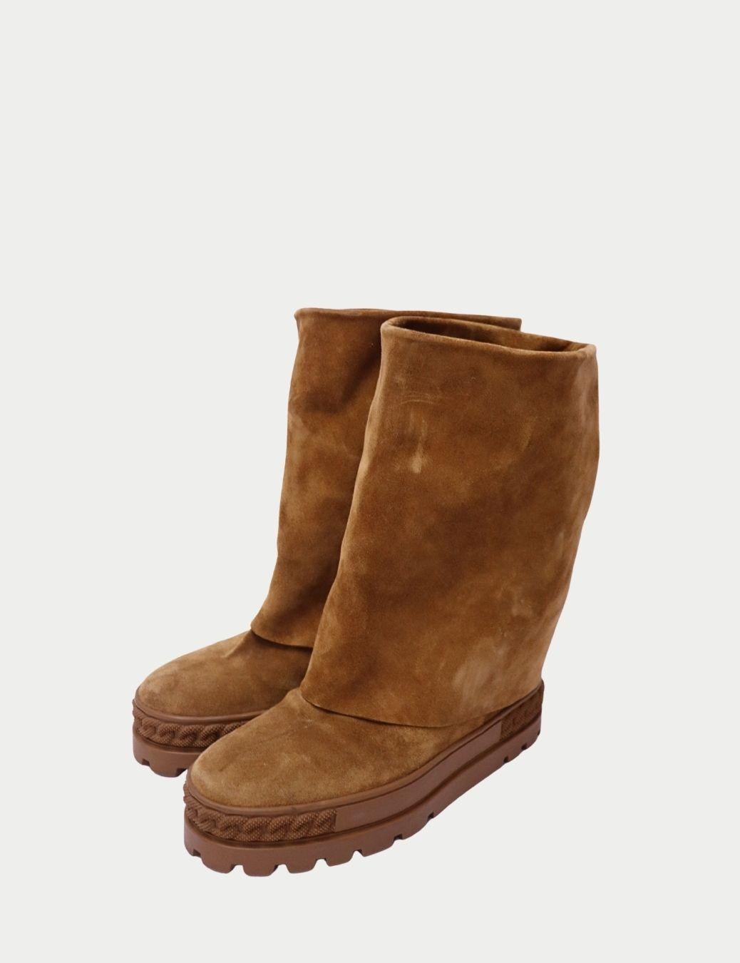 Casadei - Renne - Bottines en daim �à talons compensés - Tan

Ajoutez une sophistication sans effort à votre garde-robe hivernale avec les bottes Renne en daim de Casadei, fabriquées en Italie à partir de daim beige doux comme du beurre. Ces bottes