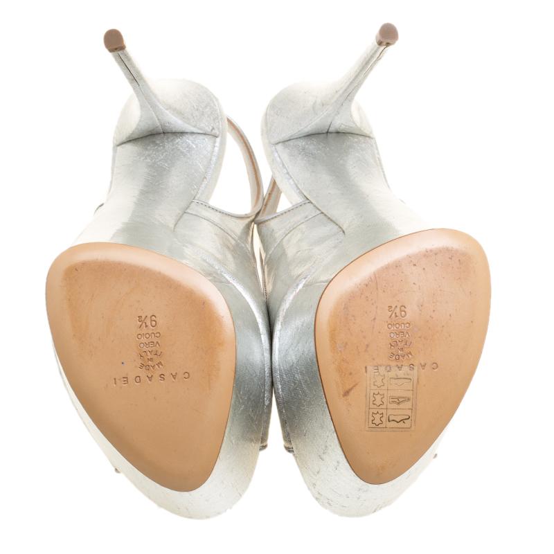 Casadei Silver Leather Pellame Peep Toe Slingback Sandals Size 39.5 In Good Condition For Sale In Dubai, Al Qouz 2