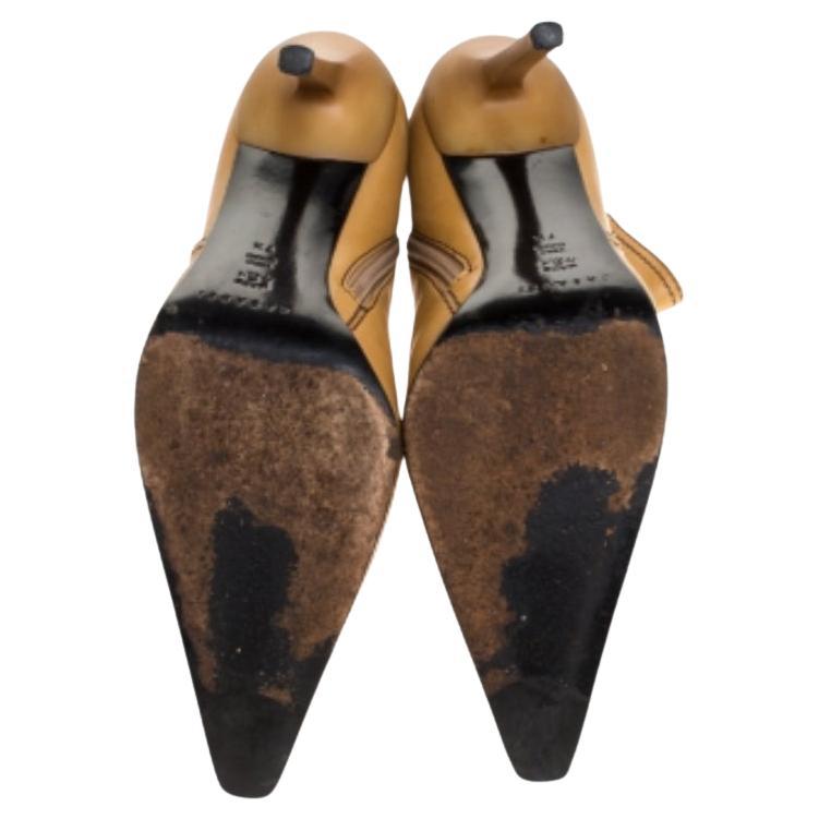 Cette magnifique création de Casadei est parfaite pour faire une déclaration de mode. Les bottes à bout pointu, qui descendent jusqu'à la cheville, sont fabriquées en cuir et montées sur des talons fins. Ils peuvent être associés aussi bien à des