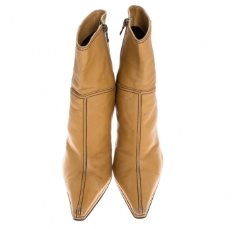 Casadei - Bottines à bout pointu en cuir brun clair, taille 37,5 État moyen - En vente à Dubai, Al Qouz 2