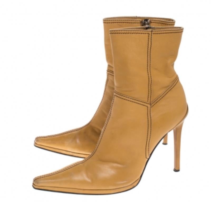 Casadei - Bottines à bout pointu en cuir brun clair, taille 37,5 en vente 2