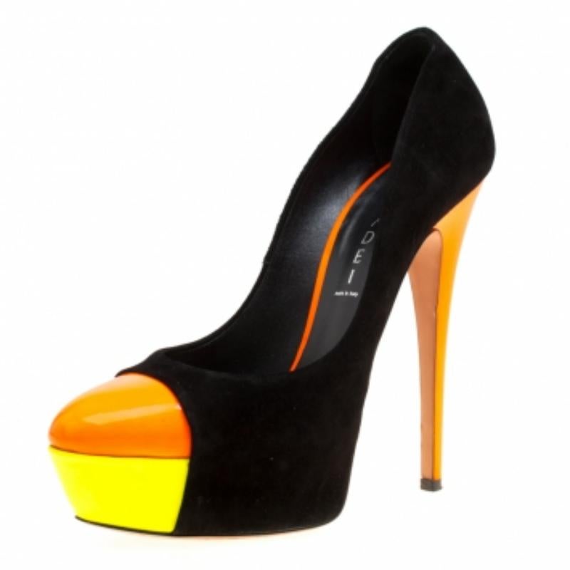 Mit diesen hinreißenden Plateau-Pumps von Casadei sind Sie bereit, den Himmel zu berühren und die Welt zu Ihrem Horizont zu machen! Sie sind aus Wildleder und Lackleder gefertigt und mit einer CAP-Zehe ausgestattet. Sie haben einen 15 cm hohen