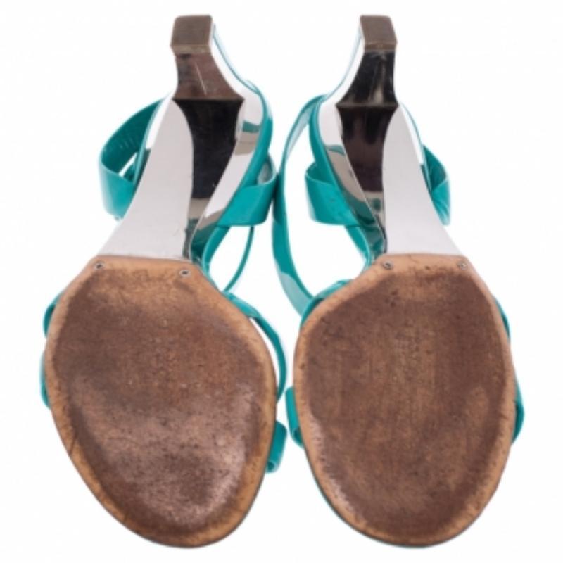Este precioso par de sandalias turquesa de charol añade un toque juguetón a tu look. Estas sandalias de moda de Casadei tienen una silueta de punta abierta, tiras cruzadas, tiras abrochadas en el tobillo y tacones de 5 cm. Las suelas de cuero