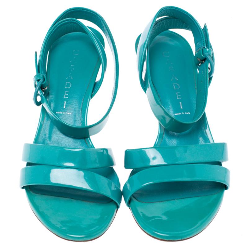 This gorgeous pair of turquoise sandals made of patent leather adds a playful touch to your look. These trendy sandals by Casadei have an open toe silhouette, cross straps, buckled ankle straps and 5 cm heels. The leather soles lend ultimate
