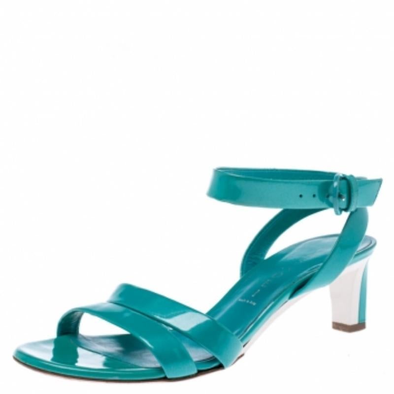 Casadei Sandalias de charol turquesa con puntera abierta y tiras cruzadas de tacón medio talla 36 en venta 1