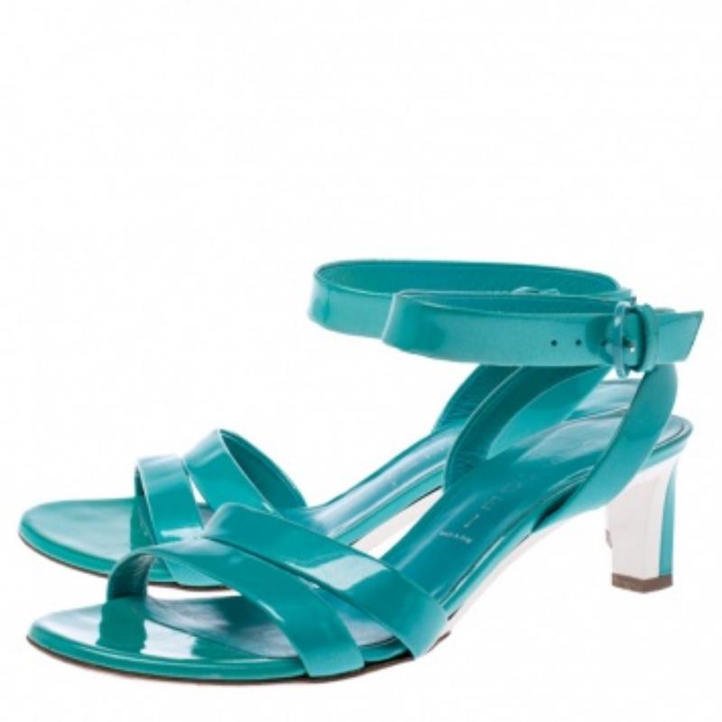Casadei Sandalias de charol turquesa con puntera abierta y tiras cruzadas de tacón medio talla 36 en venta 2