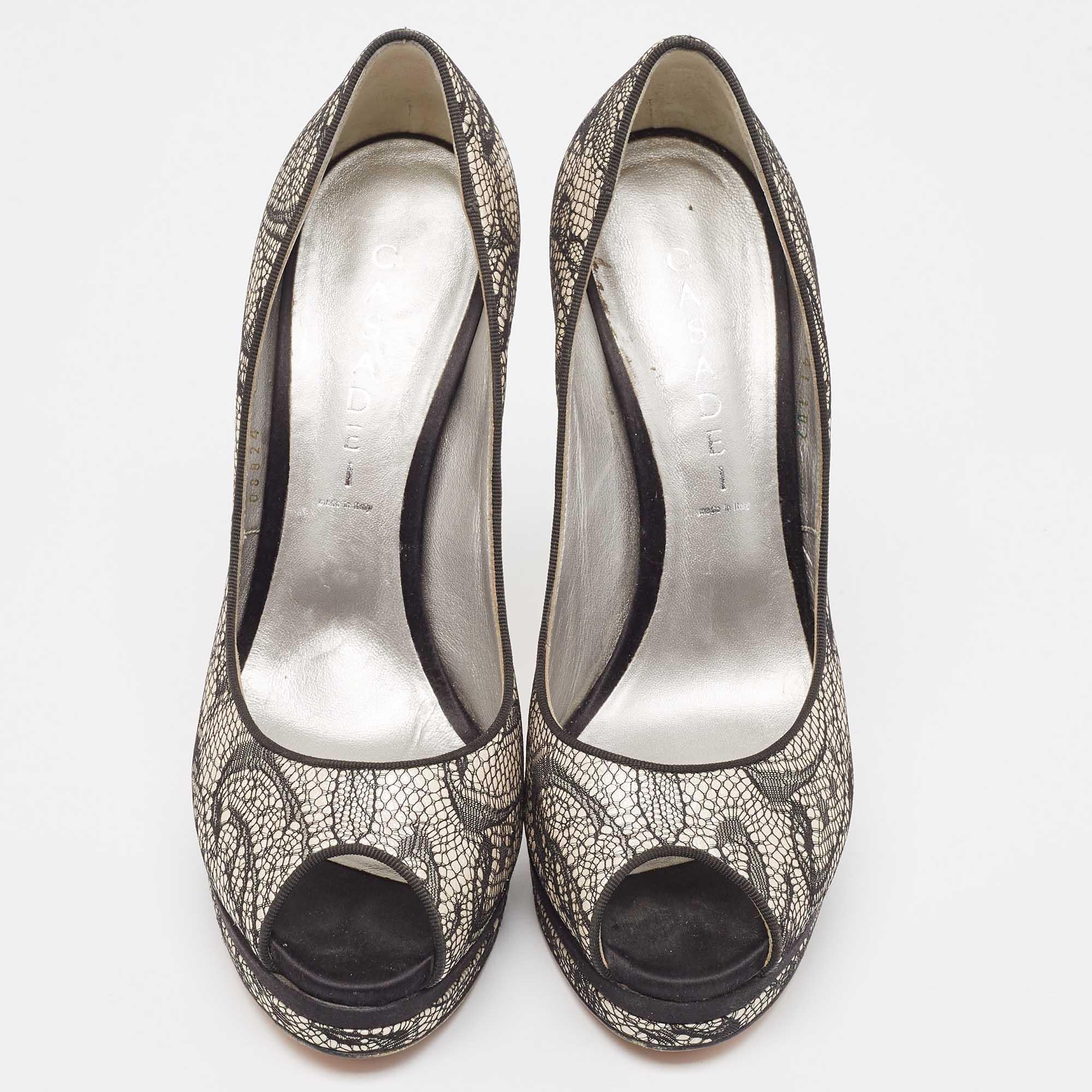 Grigio Casadei, due tonalità di raso e pizzo, Peep Toe Platform Pumps, misura 38,5 in vendita