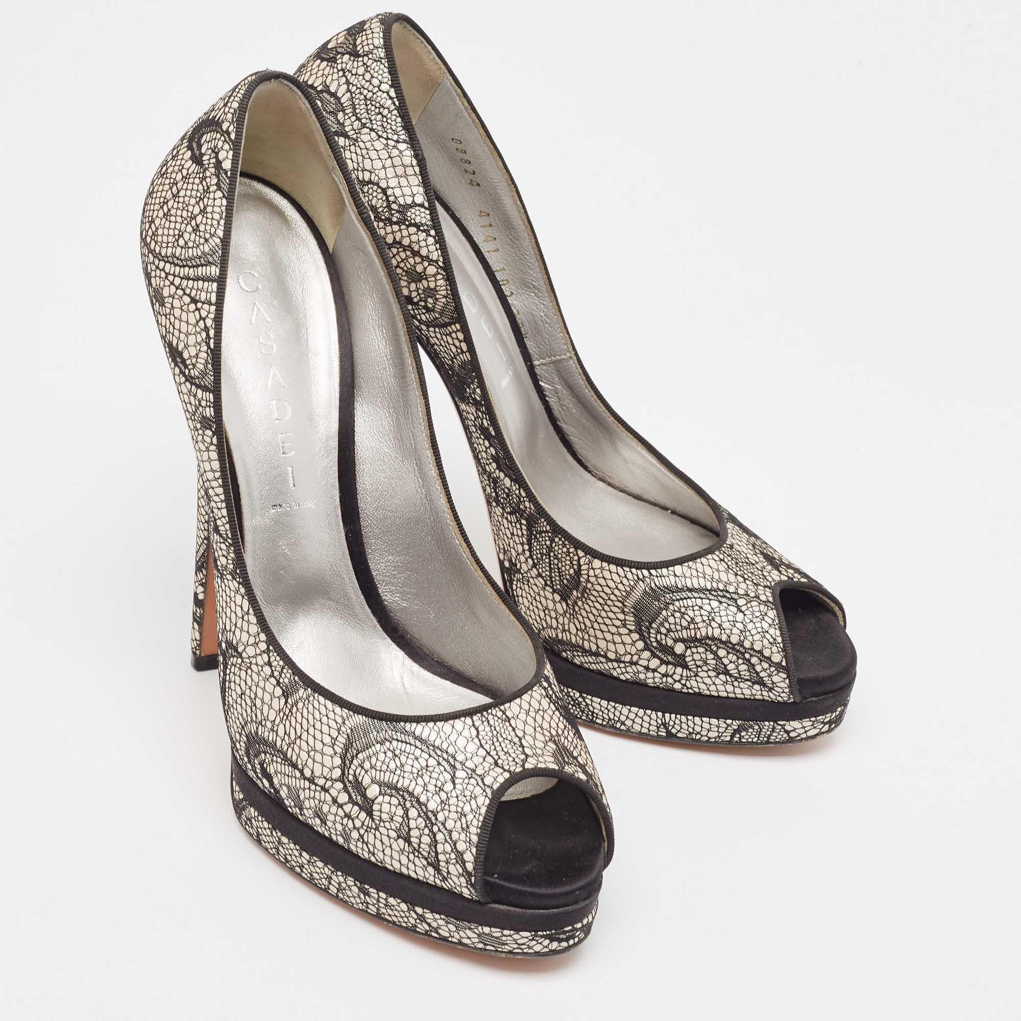 Casadei, due tonalità di raso e pizzo, Peep Toe Platform Pumps, misura 38,5 In condizioni ottime in vendita a Dubai, Al Qouz 2