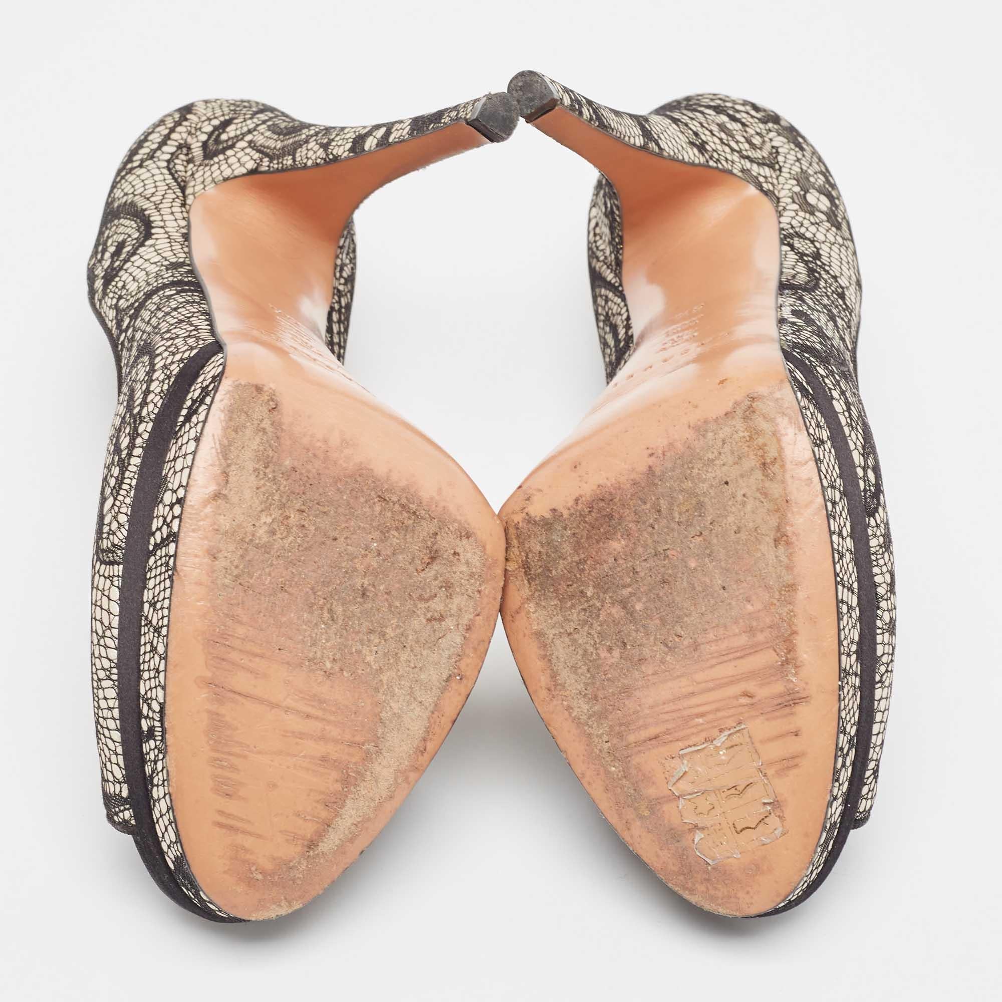 Casadei, due tonalità di raso e pizzo, Peep Toe Platform Pumps, misura 38,5 in vendita 1