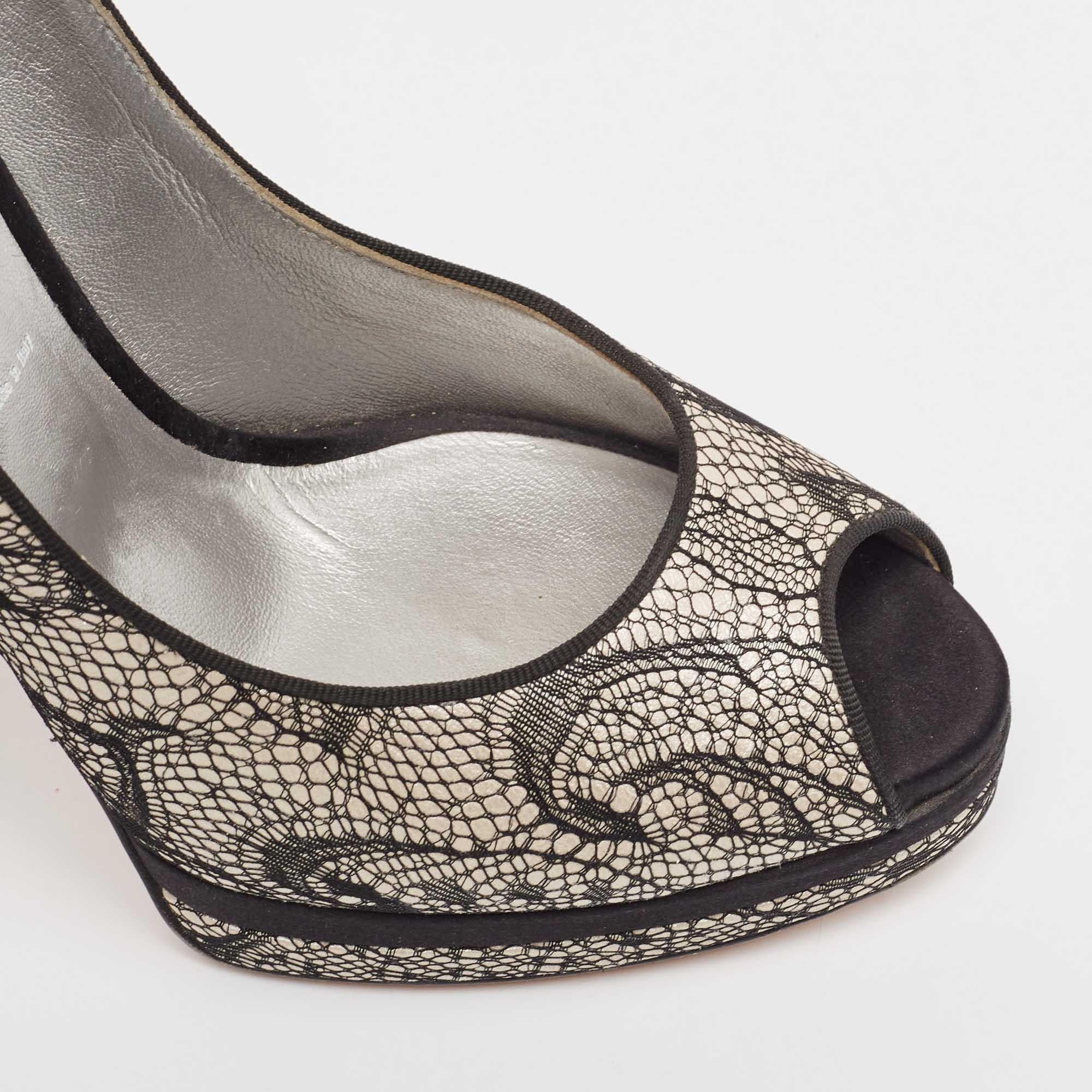 Casadei, due tonalità di raso e pizzo, Peep Toe Platform Pumps, misura 38,5 in vendita 3