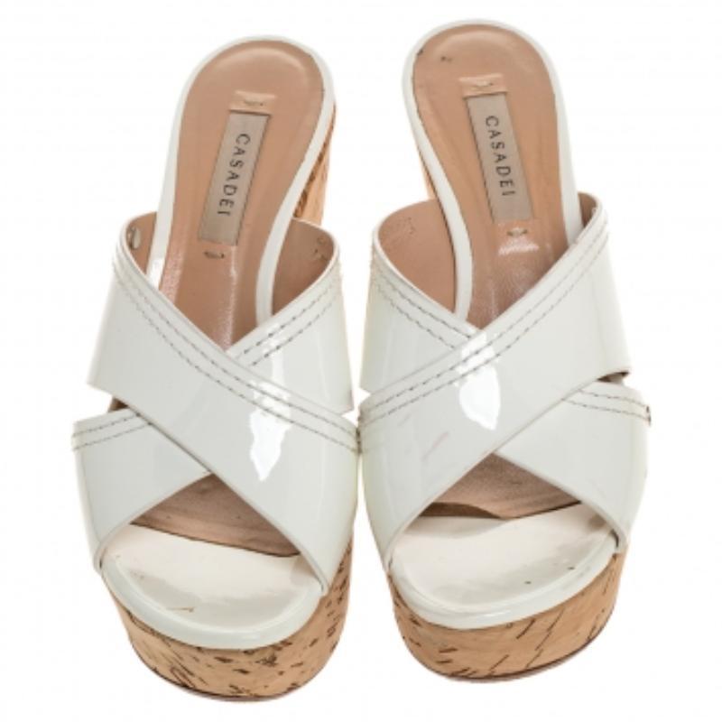Casadei Sandalias de cuña de corcho de charol cruzadas blancas talla 35 en Bastante bueno estado para la venta en Dubai, Al Qouz 2