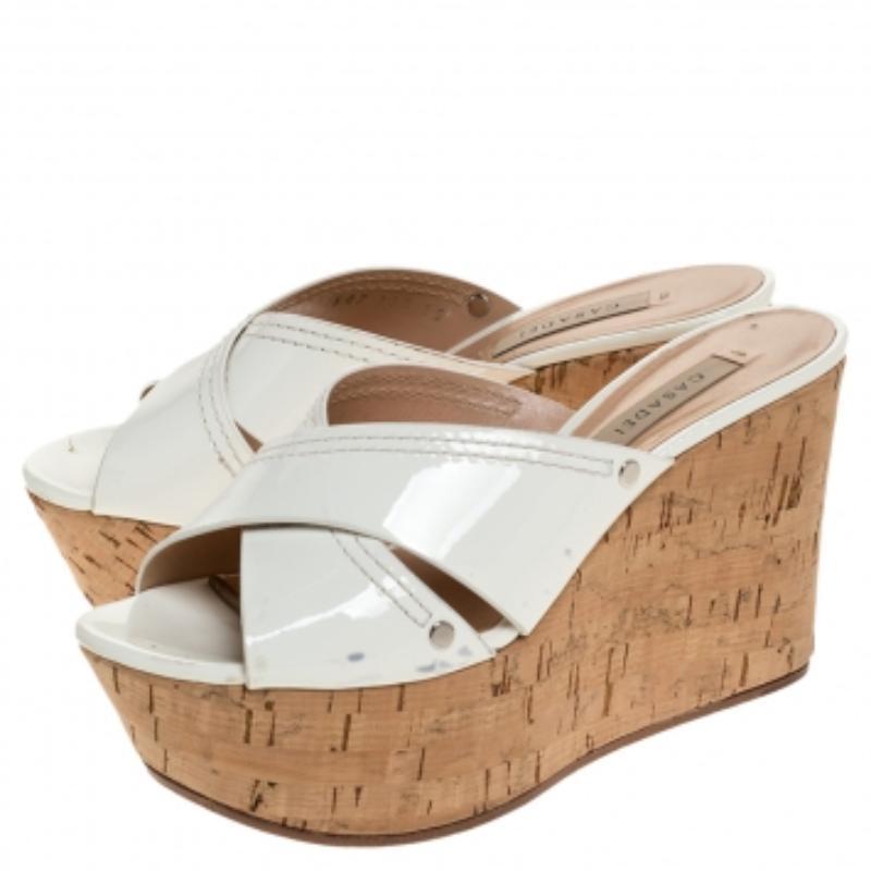 Casadei Sandalias de cuña de corcho de charol cruzadas blancas talla 35 en venta 2