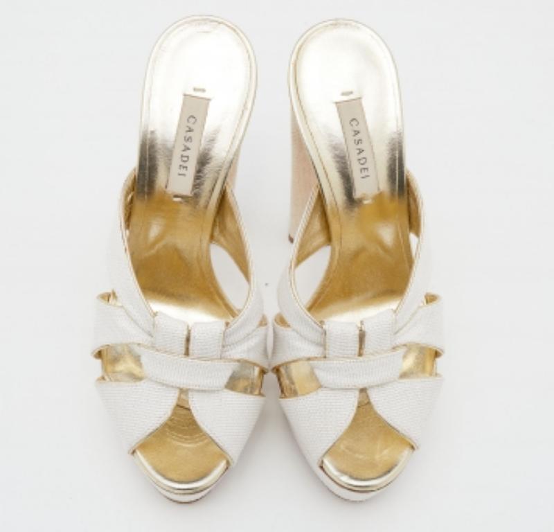 Beige Casadei Sandales à plateforme tissées en paille et cuir blanc/or, taille 39 en vente