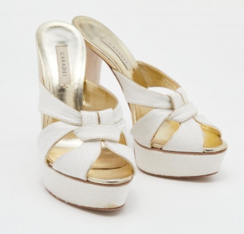 Casadei Sandales à plateforme tissées en paille et cuir blanc/or, taille 39 Bon état - En vente à Dubai, Al Qouz 2