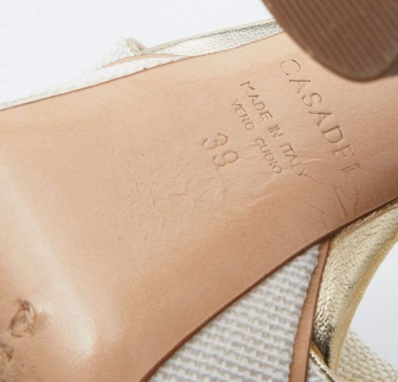 Casadei Sandales à plateforme tissées en paille et cuir blanc/or, taille 39 en vente 3