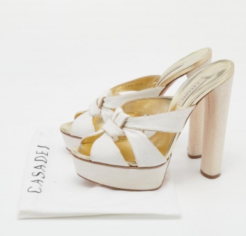 Casadei Sandales à plateforme tissées en paille et cuir blanc/or, taille 39 en vente 4