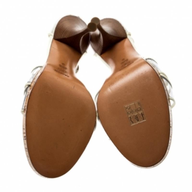Estas impresionantes sandalias blancas de Casadei seguro que aportan clase a tus conjuntos. Se han confeccionado con PVC y adornos de piel, y presentan una silueta de puntera abierta. Lucen tiras cruzadas en el empeine y vienen equipadas con correas