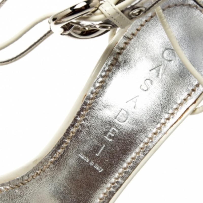 Casadei Sandalias blancas de piel y PVC con tiras cruzadas Talla 39 Gris en venta