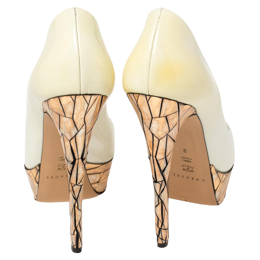 Blanc Casadei - Escarpins à talons compensés à bout ouvert en cuir verni blanc avec mosaïque miroir, taille 39 en vente