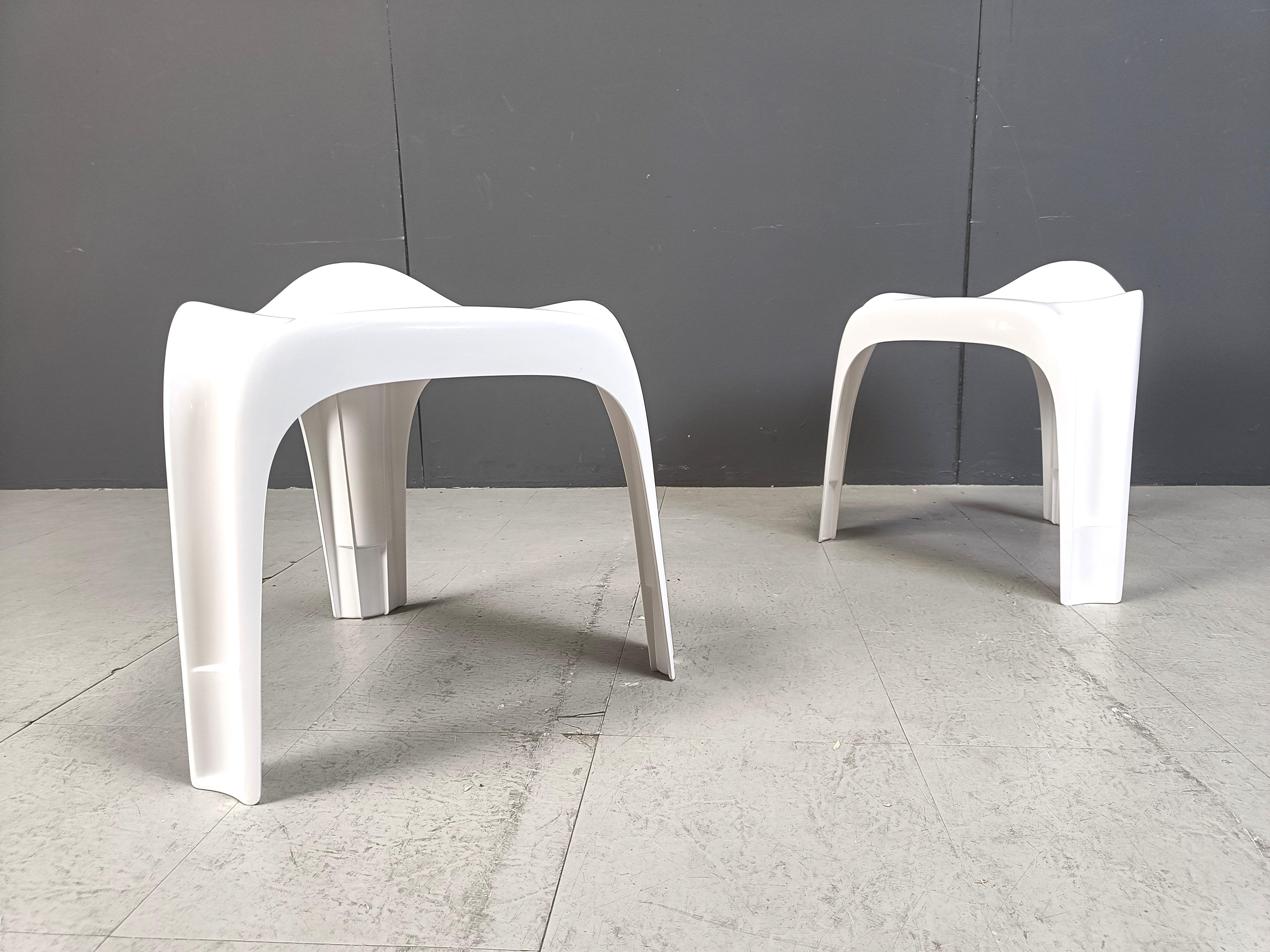 Stapelbarer Casalino-Hocker im Space-Age-Design, entworfen von Alexander Begge für Casala.

Alle Hocker sind an der Unterseite des Sitzes mit einem Label versehen.

Sie haben einen praktischen, ausgeschnittenen Griff.

Cooles und zeitloses