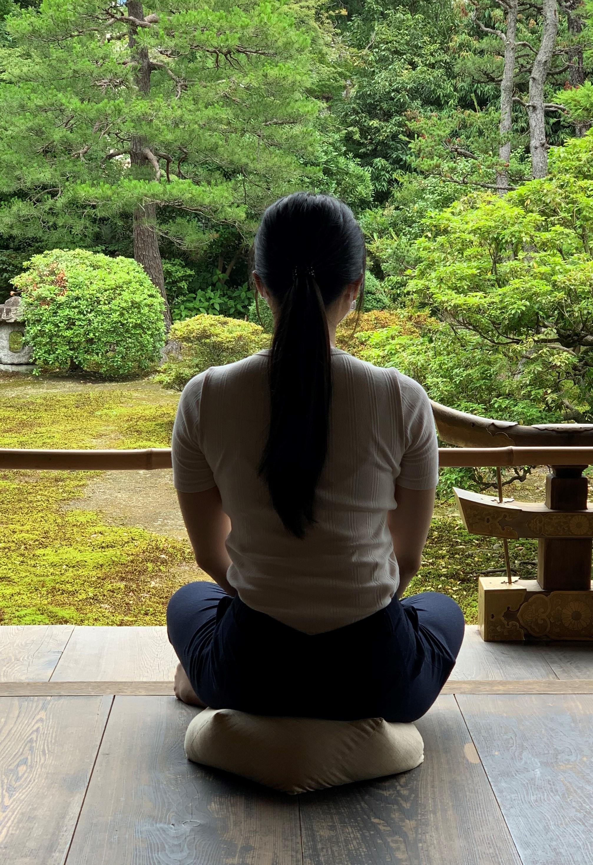 Dieses Meditationskissen, das einem Ojami-Kinderspielzeug aus Japan nachempfunden ist, macht schon beim ersten Hinsetzen Freude. Die dichte Kissenfüllung stützt die Basis der Wirbelsäule während der Meditation und lässt die eigenen energetischen